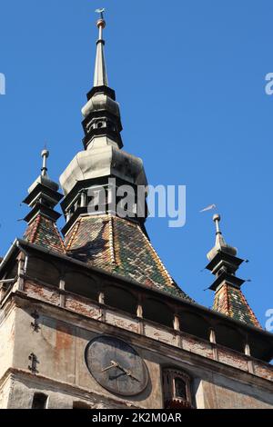 Erleben Sie aus nächster Nähe die Details des berühmten Uhrenturms von Sighisoaras Stockfoto