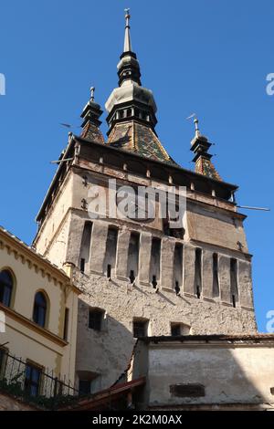 Blick auf den berühmten Uhrturm von Sighisoaras von außerhalb der Zitadelle Stockfoto