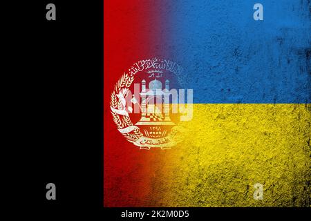 Islamische Republik Afghanistan Nationalflagge mit Nationalflagge der Ukraine. Grungen Hintergrund Stockfoto