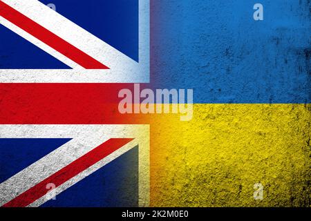 Nationalflagge von Großbritannien, Großbritannien mit Nationalflagge der Ukraine. Grungen Hintergrund Stockfoto