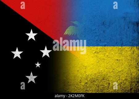 Der unabhängige Staat Papua-Neuguinea Nationalflagge mit Nationalflagge der Ukraine. Grungen Hintergrund Stockfoto