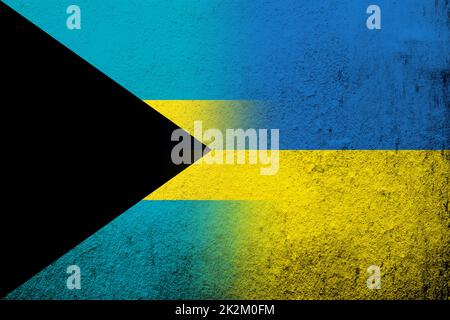 Die Nationalflagge des Commonwealth of the Bahamas mit der Nationalflagge der Ukraine. Grungen Hintergrund Stockfoto