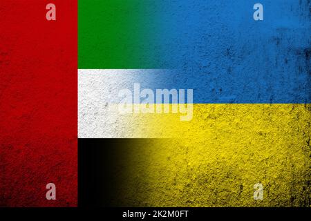 Nationalflagge der Vereinigten Arabischen Emirate mit Nationalflagge der Ukraine. Grungen Hintergrund Stockfoto