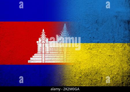 Das Königreich Kambodscha Kampuchea Nationalflagge mit Nationalflagge der Ukraine. Grunge backgroundjpg Stockfoto