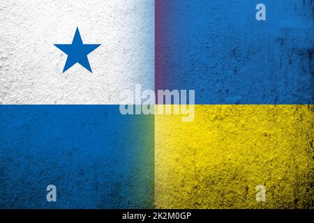 Die Republik Panama Nationalflagge mit Nationalflagge der Ukraine. Grungen Hintergrund Stockfoto