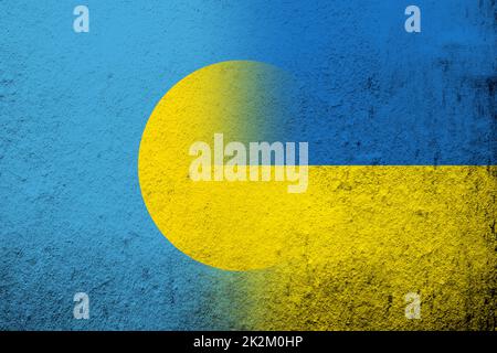 Die Republik Palau Nationalflagge mit Nationalflagge der Ukraine. Grungen Hintergrund Stockfoto