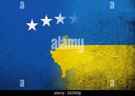 Die Republik Kosovo Nationalflagge mit Nationalflagge der Ukraine. Grungen Hintergrund Stockfoto