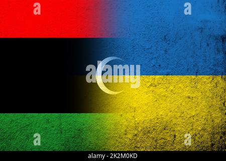 Der Staat Libyen Nationalflagge mit Nationalflagge der Ukraine. Grungen Hintergrund Stockfoto