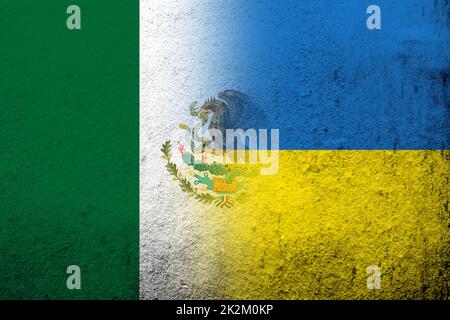 Die Nationalflagge der Vereinigten Mexikanischen Staaten mit der Nationalflagge der Ukraine. Grungen Hintergrund Stockfoto