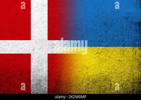 Das Königreich Dänemark Nationalflagge mit Nationalflagge der Ukraine. Grungen Hintergrund Stockfoto