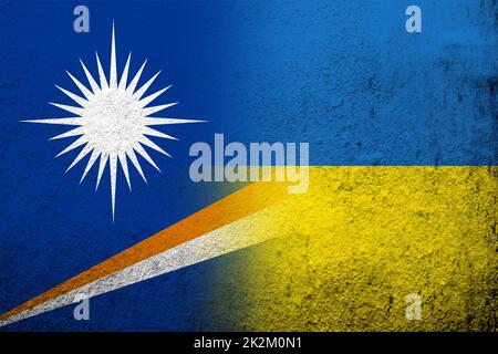 Die Republik der Marshallinseln Nationalflagge mit Nationalflagge der Ukraine. Grungen Hintergrund Stockfoto