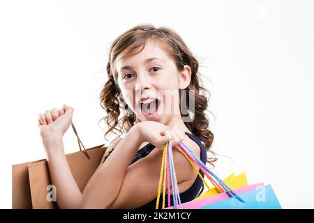 Glückliches Mädchen, das mit Taschen einkauft Stockfoto