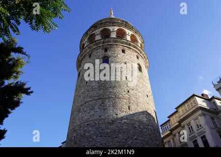 Istanbul, Türkei - Agust 08, 2022: Der berühmte Galata-Turm in Istanbul, Türkei. Dies ist eine beliebte Touristenattraktion in der Stadt. Stockfoto