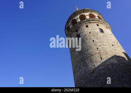 Istanbul, Türkei - Agust 08, 2022: Der berühmte Galata-Turm in Istanbul, Türkei. Dies ist eine beliebte Touristenattraktion in der Stadt. Stockfoto