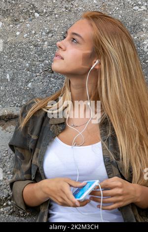 hellbraune Linien durch Operationsmaske im Gesicht eines schönen Mädchens Stockfoto