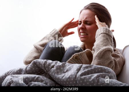 Junge Frau mit Kopfschmerzen oder Migräne Stockfoto