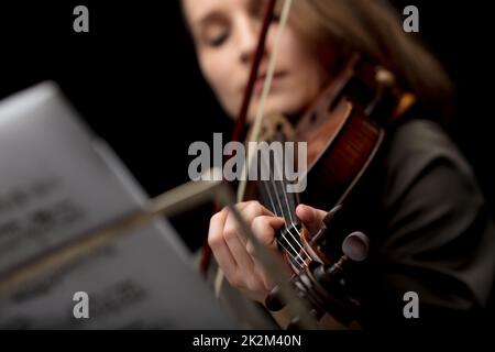 Eine Frau, die während einer Aufführung Geige spielt Stockfoto