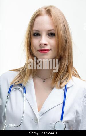 Attraktive Ärztin mit freundlichem Lächeln Stockfoto