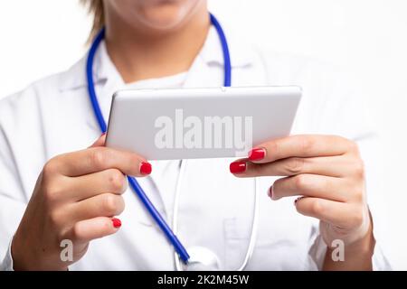 Ärztin oder Krankenschwester, die ein Smartphone horizontal hält Stockfoto