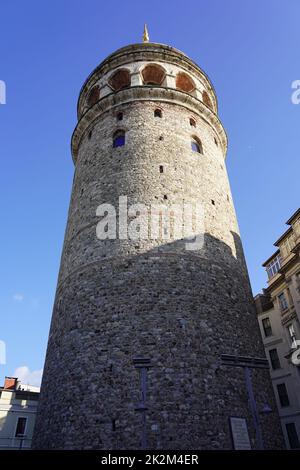 Istanbul, Türkei - Agust 08, 2022: Der berühmte Galata-Turm in Istanbul, Türkei. Dies ist eine beliebte Touristenattraktion in der Stadt. Stockfoto