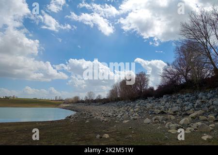 Sinkende Wasserstände der Dämme infolge der Dürre sind die Folgen der Dürre Dürre Stockfoto