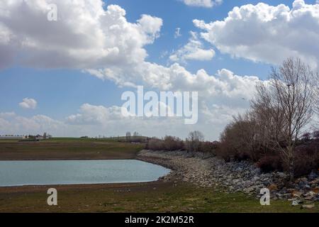 Sinkende Wasserstände der Dämme infolge der Dürre sind die Folgen der Dürre Dürre Stockfoto