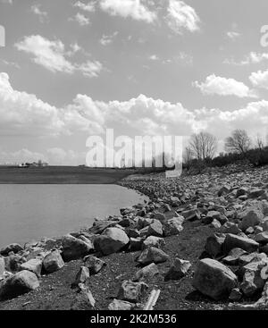 Sinkende Wasserstände der Dämme infolge der Dürre sind die Folgen der Dürre Dürre Stockfoto