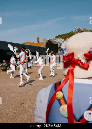 Morris-Tänzer tanzen auf dem Stade Open Space beim Jack in the Green Festival 2022. Mai - Hastings East Sussex England Stockfoto