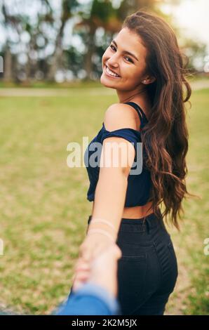 Sie nimmt mich immer mit auf Abenteuer. POV-Aufnahme von weiblichen besten Freundinnen, die die Hände hielten und den Tag in einem öffentlichen Park verbrachten. Stockfoto