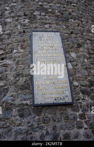 Istanbul, Türkei - Agust 08, 2022: Der berühmte Galata-Turm in Istanbul, Türkei. Dies ist eine beliebte Touristenattraktion in der Stadt. Stockfoto