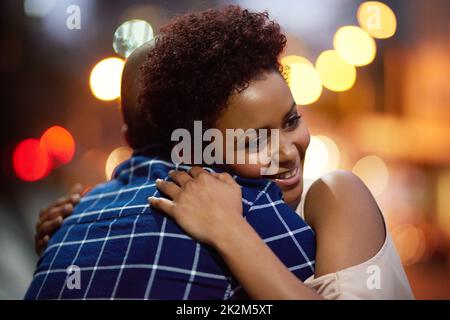 Ich lasse dich nie gehen. Kurzer Shot eines liebevollen jungen Paares, das zu einem Date in der Stadt unterwegs war. Stockfoto