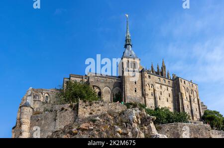 Le Mont Saint-Michel (Mount Saint Michael), eine kleine, felsige Gezeiteninsel, berühmt für seine mittelalterliche Abtei, Avranches, Normandie, Frankreich. Stockfoto