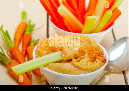 frischen Hummus-Dip mit rohen Möhren und Sellerie Stockfoto