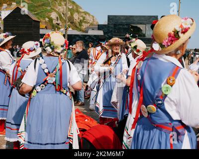 Morris-Tänzer treffen sich auf dem Stade Open Space beim Jack in the Green Festival 2022. Mai - Hastings East Sussex England Stockfoto