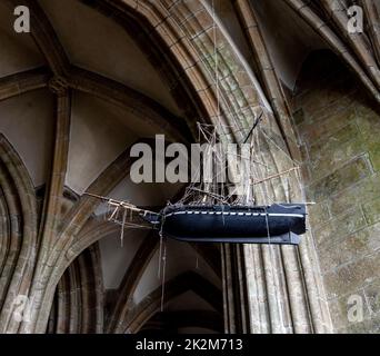 Modell des Bootes L'Avranchain im gotischen Chor im Ambulatorium von Le Mont Saint-Michel, Normandie, Frankreich. Stockfoto