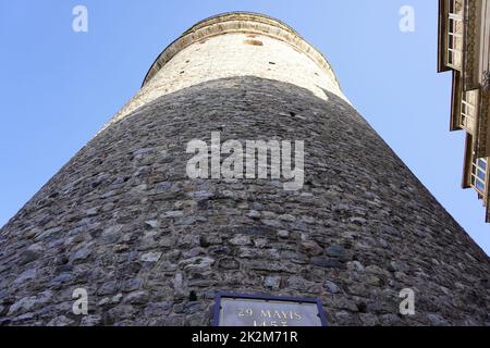 Istanbul, Türkei - Agust 08, 2022: Der berühmte Galata-Turm in Istanbul, Türkei. Dies ist eine beliebte Touristenattraktion in der Stadt. Stockfoto