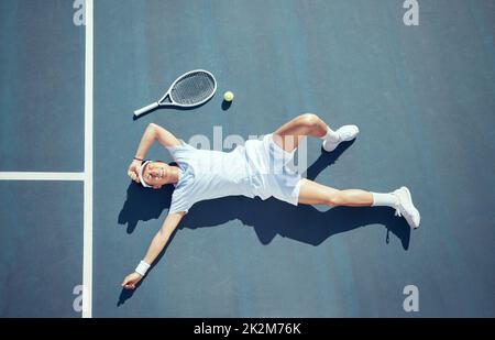 Müde Tennisspieler, Sport Burnout und Spiel Müdigkeit auf dem Court Sport Training, Muskelverletzungen durch Bewegung auf dem Boden und traurig über Fehler. Gedrückt Stockfoto