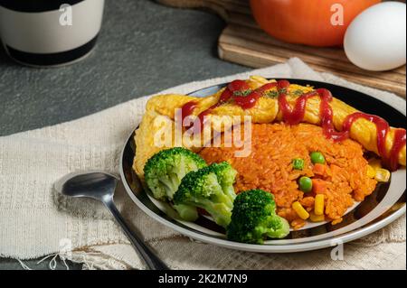 Hausgemachtes japanisches Omelett mit japanischem Hühnereis, Brokkolis und dunklem Hintergrund. Stockfoto