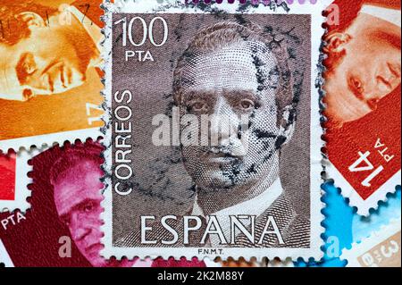 Madrid, Spanien; 09-22-2022: Briefmarke mit dem Porträt des emeritierten Königs von Spanien Juan Carlos I. mit weiteren Marken im Hintergrund Stockfoto