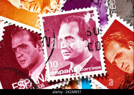 Madrid, Spanien; 09-22-2022: Briefmarke mit dem Porträt des emeritierten Königs von Spanien Juan Carlos I. mit weiteren Marken im Hintergrund Stockfoto