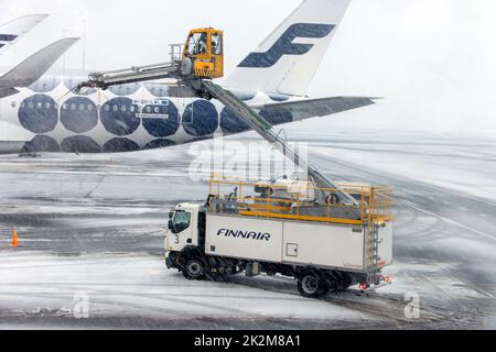 HELSINKI, FINNLAND, FEBRUAR 15 2022, Ein Enteisungsgerät (Anti-Icing) für Flugzeuge mit moderner Enteisungstechnologie und Hydraulikanlage Stockfoto