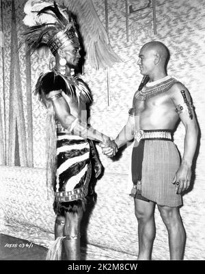 WOODY STRODE und YUL BRYNNER am Set offen während der Dreharbeiten ZU DEN ZEHN GEBOTEN 1956 Regisseur CECIL B. DeMille Motion Pictures Associates / Paramount Picturn Stockfoto