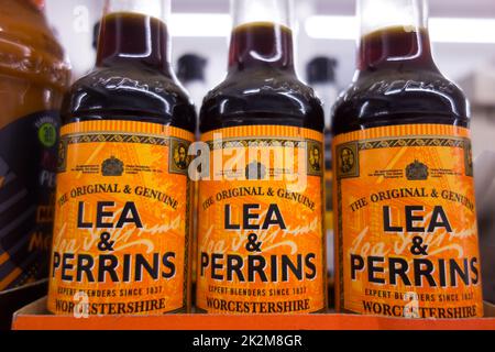 Nahaufnahme von Lea- und Perrins-Glasflaschen auf einem Regal in einem Supermarkt, England, Großbritannien Stockfoto