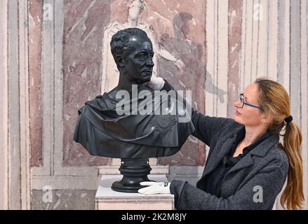 23. September 2022, Brandenburg, Neuhardenberg: Simone Neuhäuser von der Stiftung Prinz-Pückler-Museum steht neben einer Bronzebüste von Karl August von Hardenberg für die Presseinterview zur Sonderausstellung 'Hardenberg Aristokrat - Staatsmann - Reformer' im Schloss Neuhardenberg. Anlässlich des 200.. Todestages widmet sich die Ausstellung dem Leben und Werk des preußischen Staatsmannes und Reformators Karl August von Hardenberg, der auch der Schutzpatron von Neuhardenberg ist. Sie wird vom 25. September bis 4. Dezember auf Schloss Neuhardenberg zu sehen sein. Foto: Patrick Pleul/dp Stockfoto