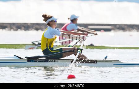 Racice, Tschechische Republik. 22. September 2022. Tara Rigney aus Australien tritt am 23. September 2022 in Racice, Tschechien, beim Halbfinale der Frauen-Schädel am 6. Tag der Ruderweltmeisterschaften 2022 im Labe Arena Racice an. Quelle: Ondrej Hajek/CTK Photo/Alamy Live News Stockfoto