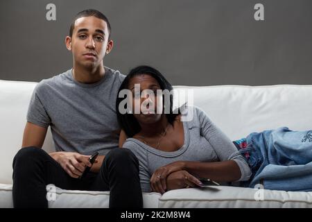 Modernes Studioporträt von Mutter und Sohn Stockfoto