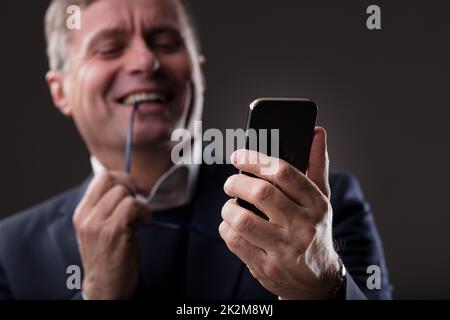 Reifer Mann, der digitale Inhalte online genießt Stockfoto