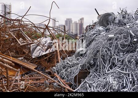 Industrielle Neuverwendung. Zugeschnittenes Bild eines Stapels von Ausrüstung und Metallschrott. Stockfoto