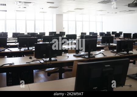 Leeres Klassenzimmer mit vielen Computern oder offener Arbeitsbereich Stockfoto