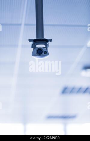 Überwachungskamera hängt an der Decke Stockfoto